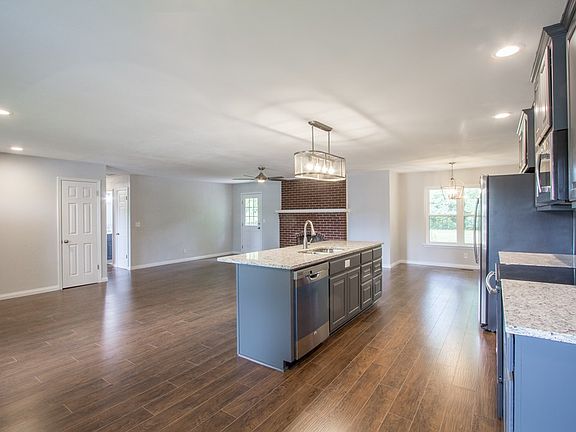 3rd image of 1109 E Rolling Hills Dr