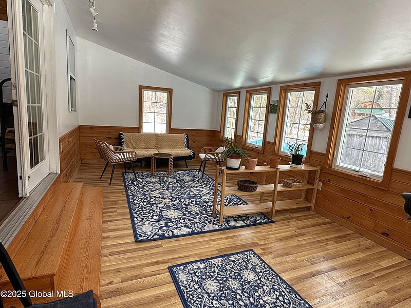 5th image of 484 Breed Hill Road