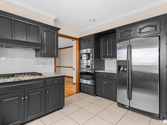 5th image of 5 Woods End Ln