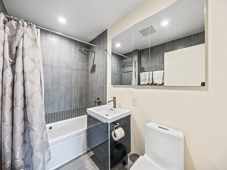 549 Borden Ave #2B — Photo 11