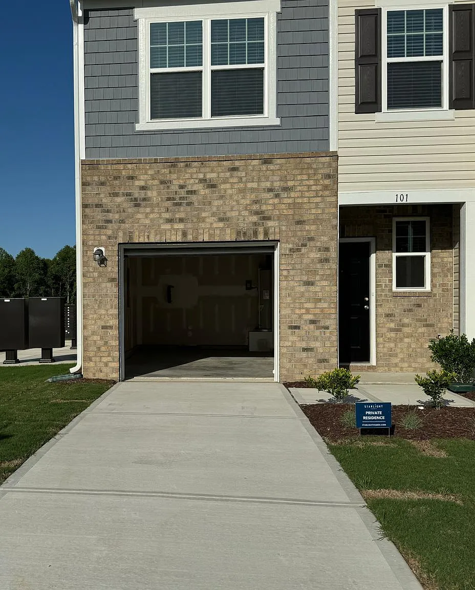 3 bed, 2.5 bath, 1386 sqft, $1,800 — Photo 2