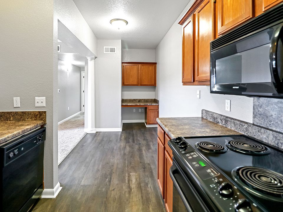 Kitchen and Dining Highland Pointe of West Little Rock Canyon View Properties