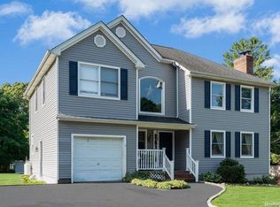 8 Hines Rd, Middle Island, NY 11953