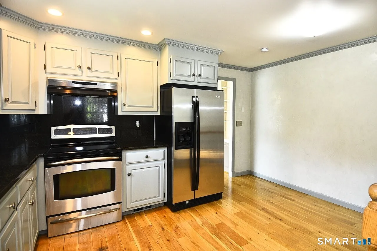 3 bed, 2.0 bath, 1582 sqft, $4,600 — Photo 3