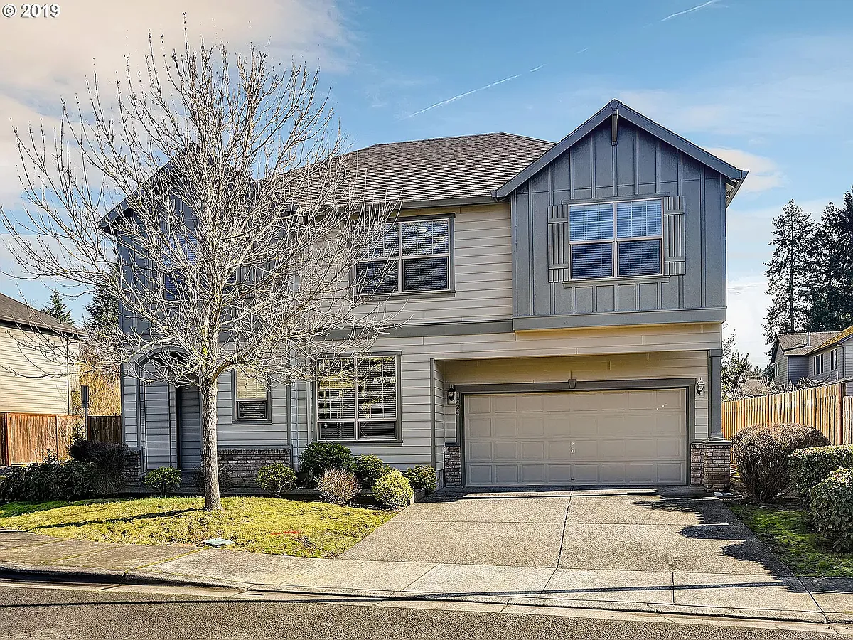Beautiful four-bedroom home with air conditioning, HVAC, yard, and fence. Includes: 4 bedrooms, 3 baths, and a den/bonus room. - 1724 SW Willowview Ter