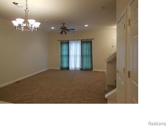 3rd image of 1558 E Lakeview Ln