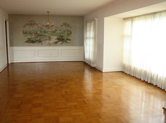 3rd image of 302 Surrey Ct