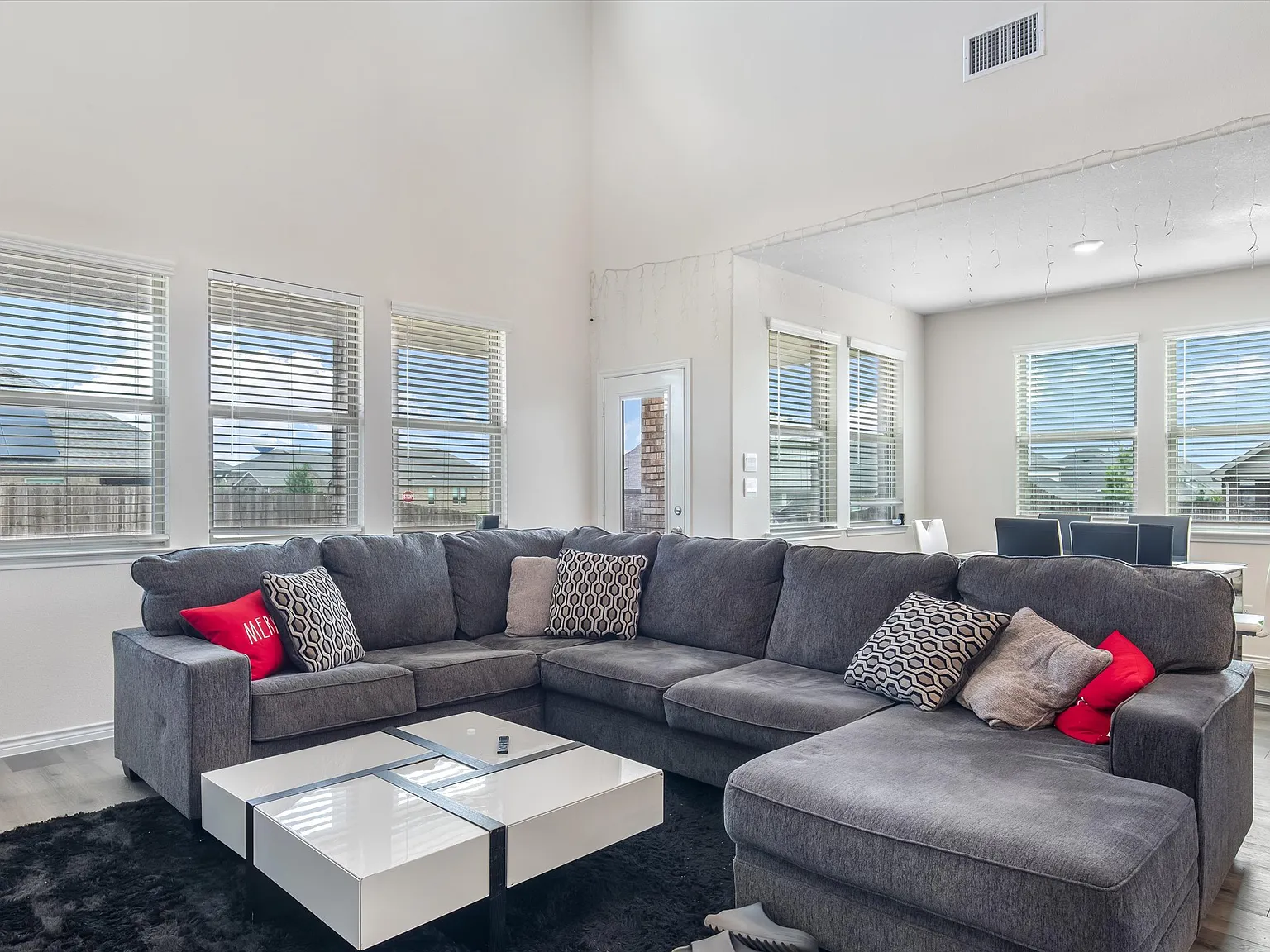 4 bed, 2200 sqft, $2,900 — Photo 3