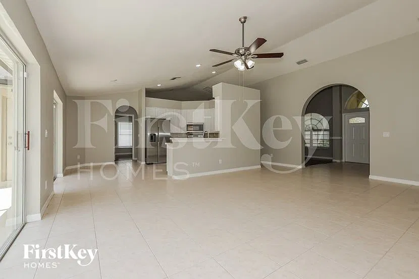 4 bed, 2.0 bath, 2500 sqft, $3,390 — Photo 4
