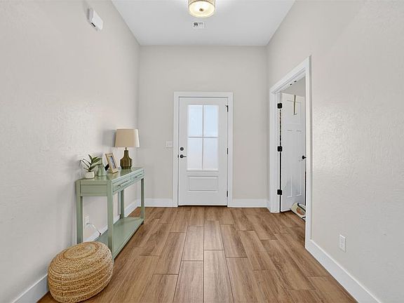 4th image of 706 Sheryl Ln