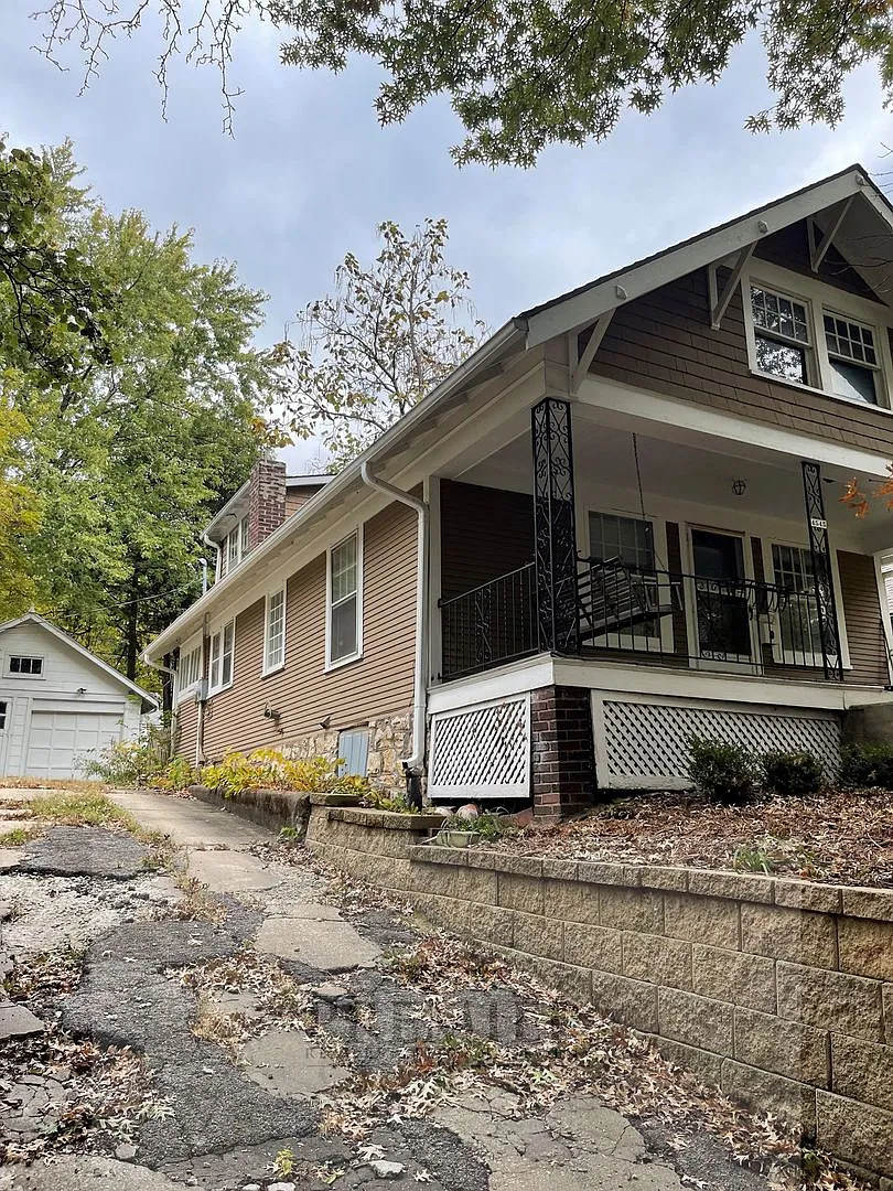 Charming 3 bed / 1 bath house for rent-4545 Fairmount Ave Kansas City, MO 64111 - $1375 Rent — Photo 2