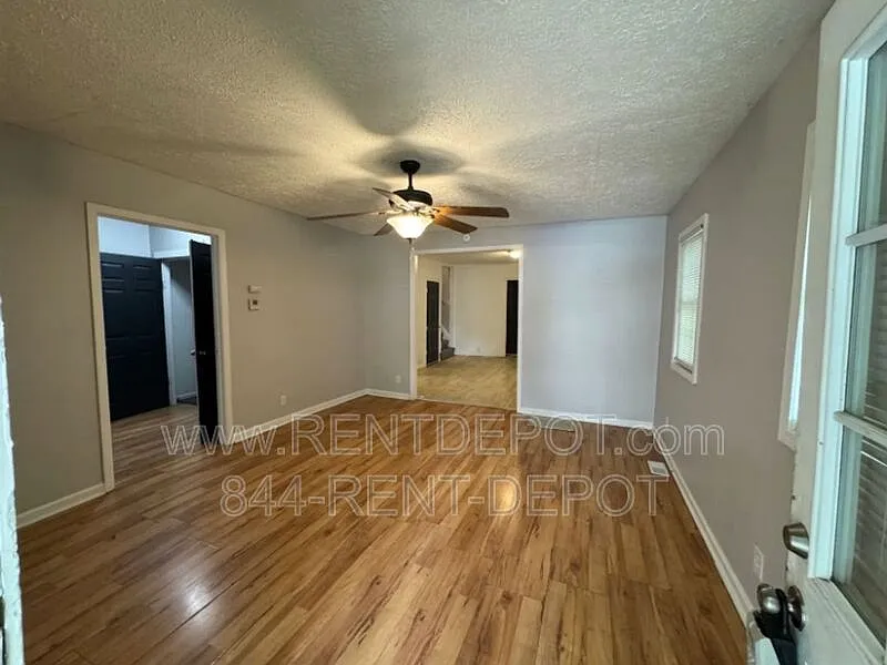4 bed, 1.0 bath, 1500 sqft, $1,095 — Photo 2