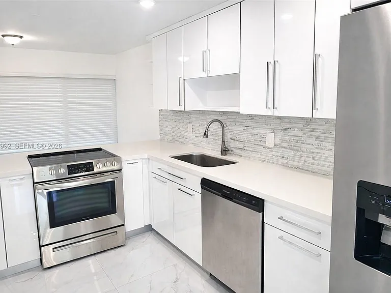 9723 N New River Canal Rd #416 — Photo 3
