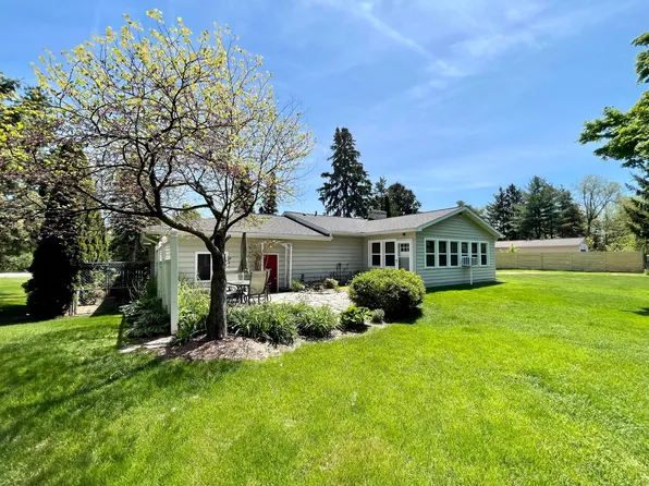 620 Joslyn Rd, Lake Orion, MI 48362