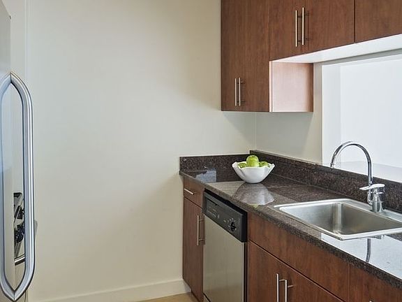 3rd image of 260 W 54th St APT 41b