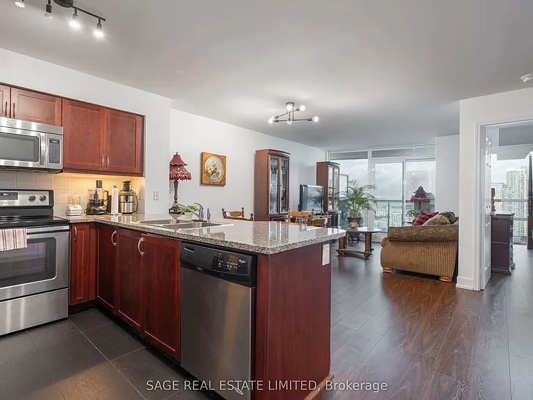 19 Grand Trunk Cres #3712 — Photo 3
