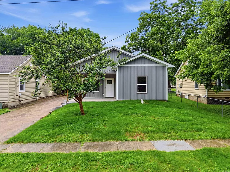 717 Burton St — Photo 1