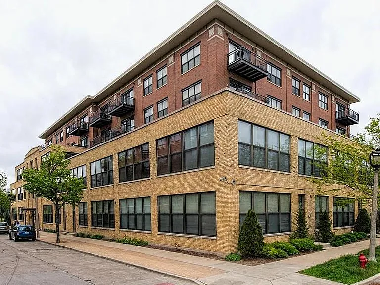 2 bed, 1006 sqft, $1,899 — Photo 3