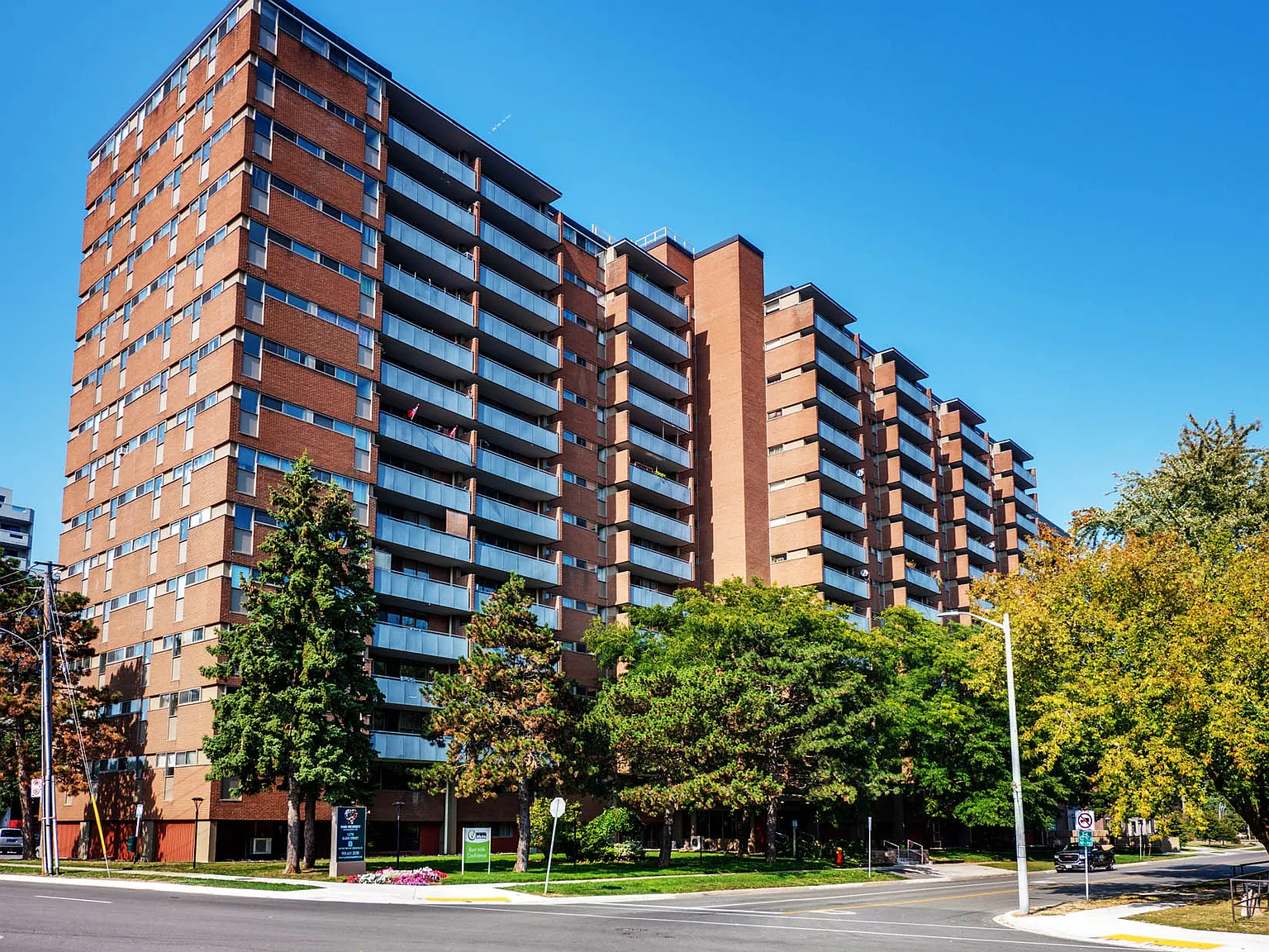1275 Elgin Street — Photo 3