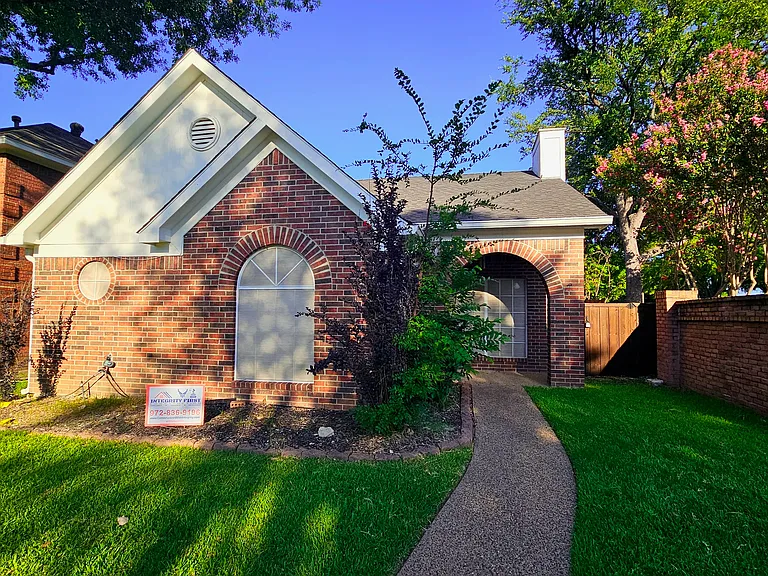 500 Lake Forest Dr — Photo 1