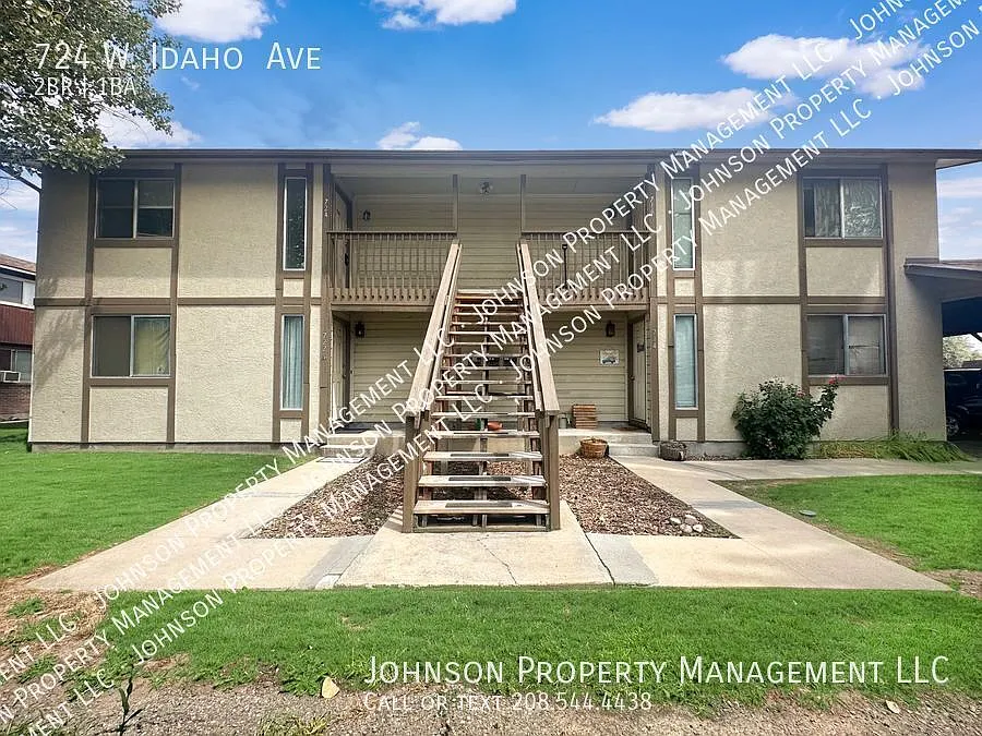 Central Meridian 2 Bed Upstairs Apartment with Patio, A/C & Washer/Dryer. — Photo 1