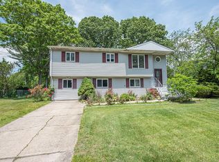 4417 Express Dr N, Ronkonkoma, NY 11779