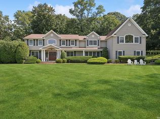 1 Hayes Hill Dr, Northport, NY 11768