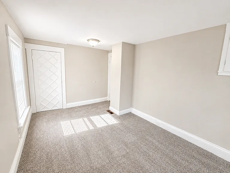 323 N River Blvd — Photo 11