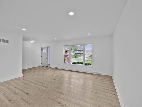 4th image of 4019 W 76th Ln