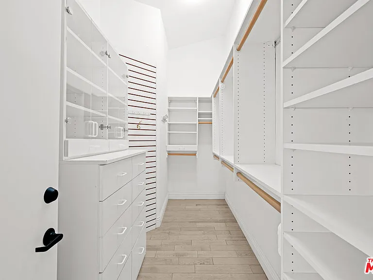 1121 Roberto Ln — Photo 16