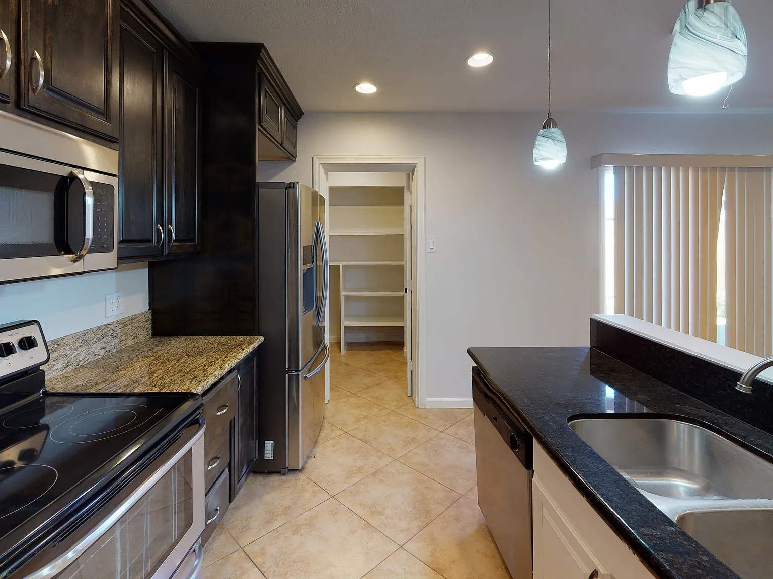 5 bed, 2756 sqft, $675 — Photo 3