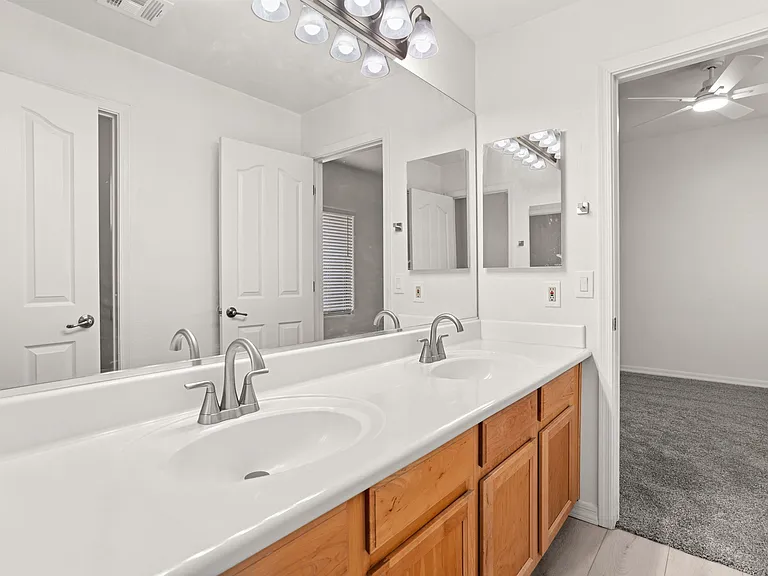1247 E Kenwood St — Photo 29