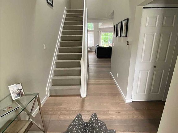 4th image of 323 Prairie Ct