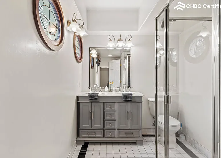 Upstairs primary ensuite bathroom w/double sinks & shower