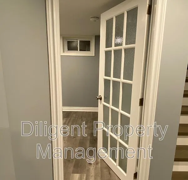 369 Applegrove Ave #LOWER — Photo 16