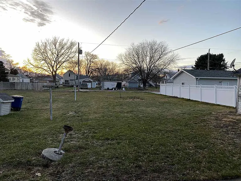 207 N Pine St — Photo 22