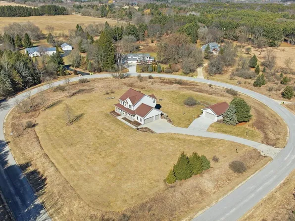 2080 St Patrick's CIRCLE, Hartford, WI 53027