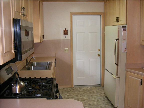 3rd image of 450 Martha Dr