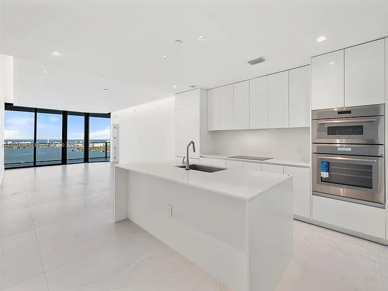 700 NE 24th St #5105 — Photo 4