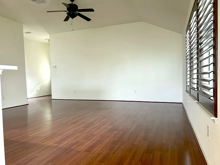 704 Corral St — Photo 3