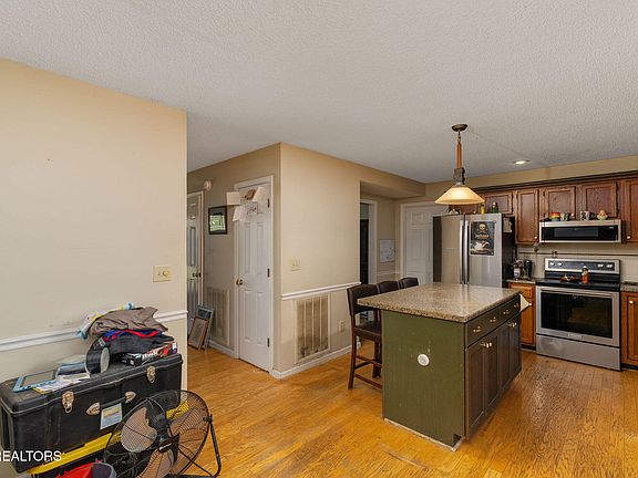 5th image of 212 Pickens Rd