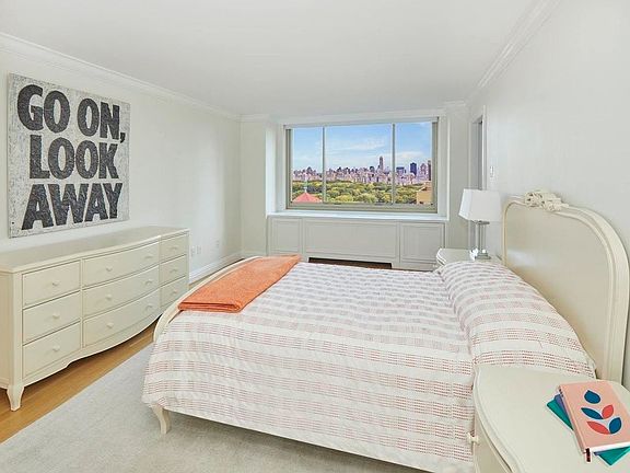 4th image of 30 W 63rd St APT 21VW
