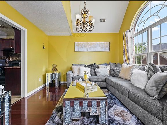 5th image of 704 Sandbury Point