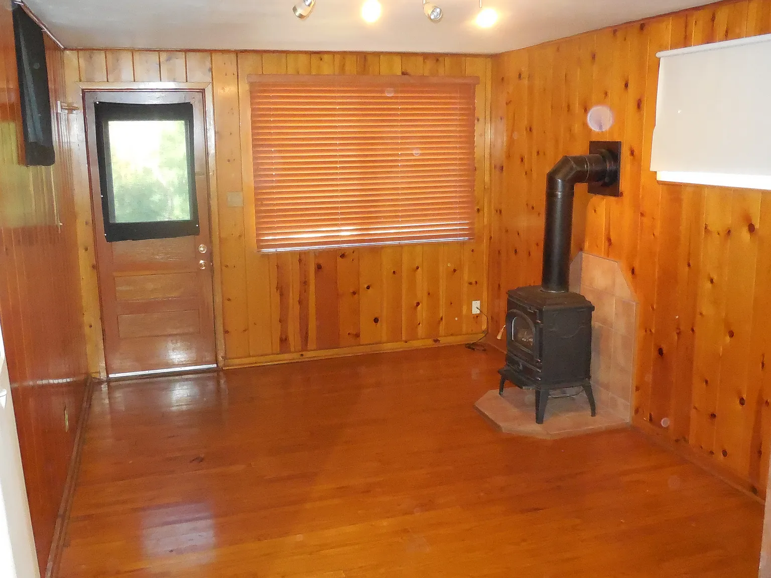 3 bed, 960 sqft, $2,400 — Photo 3