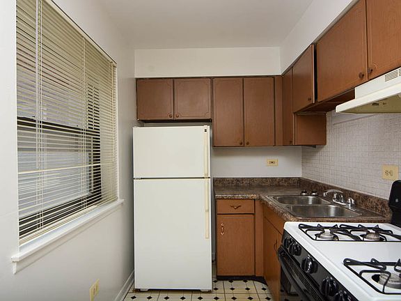 4th image of 3160 N Cambridge Ave #D704