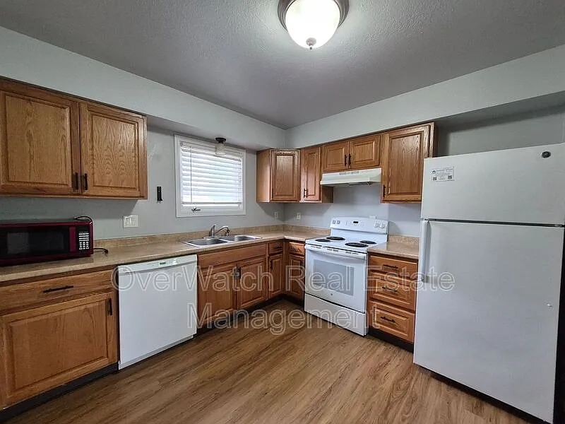 3 bed, 1.0 bath, 845 sqft, $1,700 — Photo 3