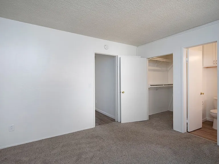 Aztec Pacific Apartments — Photo 40