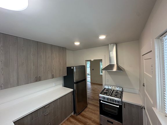 3rd image of 1822 1/2 Broadway St
