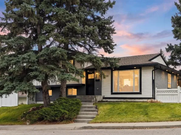 10532 N Oakmoor Way SW, Calgary, AB T2W 2H8