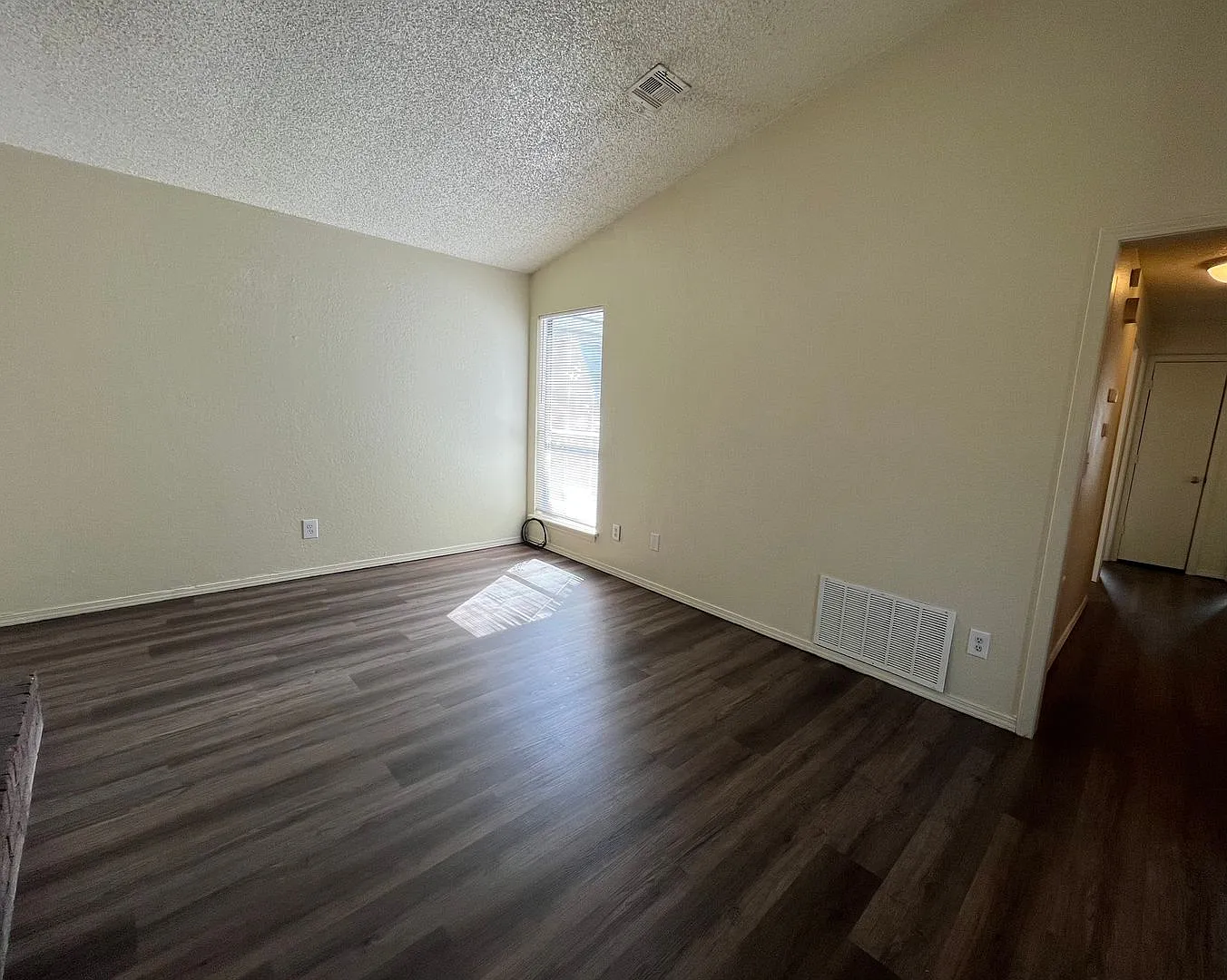 Cozy 3 Bedroom duplex In A Cudesac!! — Photo 2